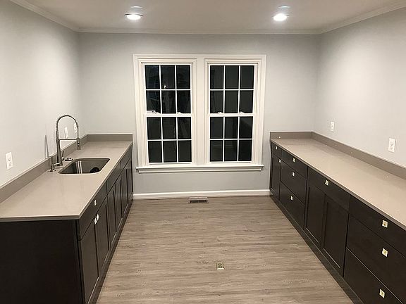 Walk-in pantry / wet bar