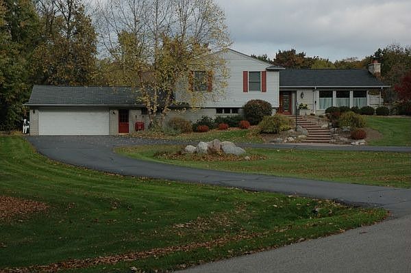 For Lease: 1255 Robson Ln., Bloomfield Hills, MI 48304