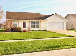 704 Bluestem Dr, Saint Joseph, IL 61873