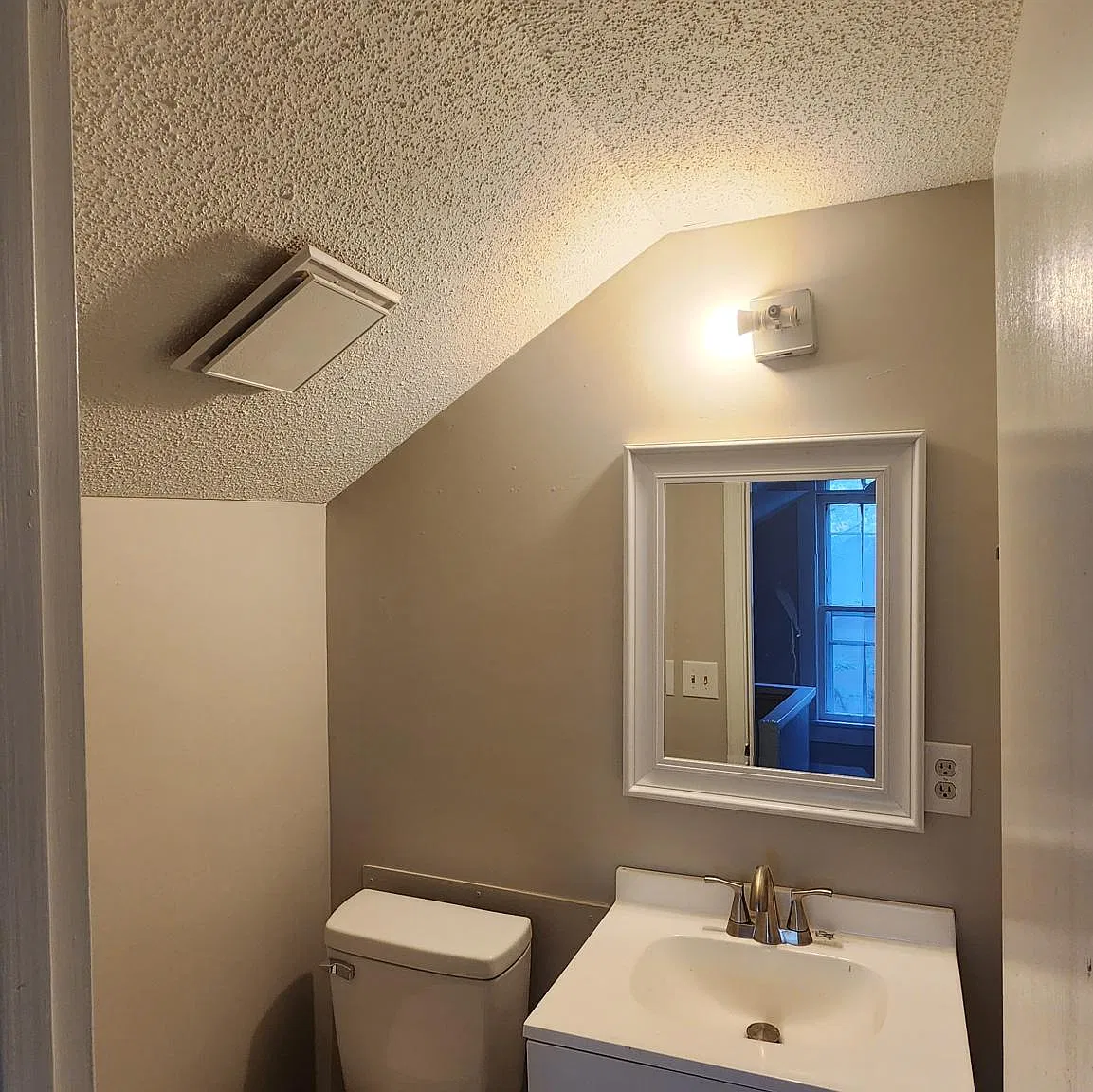 1 bed, 1.5 bath, 1000 sqft, $1,350 — Photo 3
