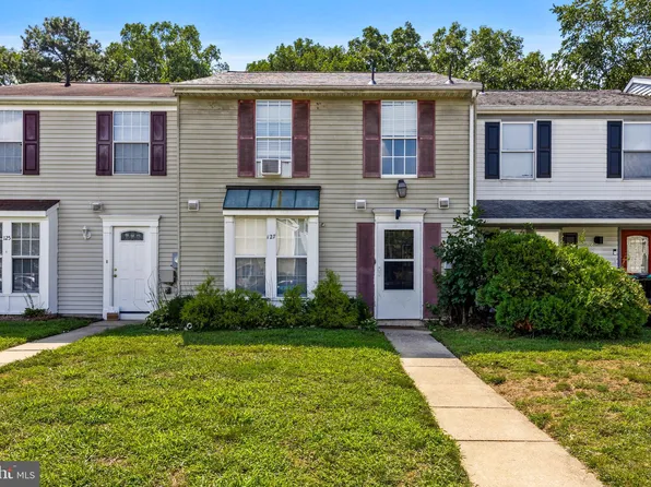 127 Villa Knoll Ct, Sicklerville, NJ 08081