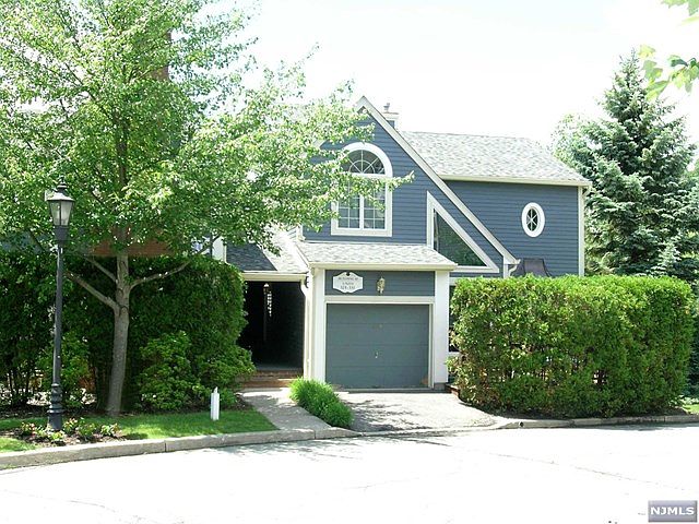 1st image of 174 Surrey Ct