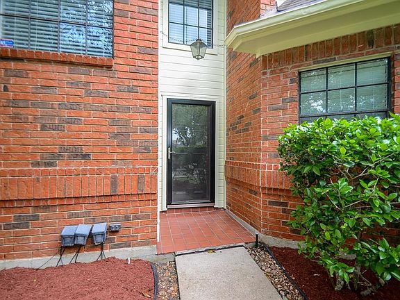 3rd image of 2522 Parkwood Ln