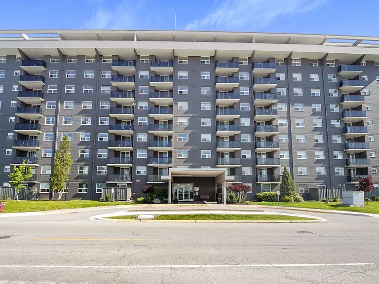 100 Lancaster Dr — Photo 3