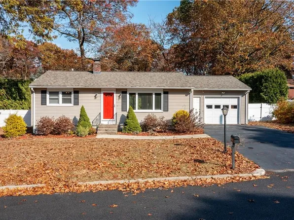 7 1st St, Lincoln, RI 02865