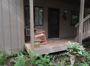 590 Meredith Ln, Cuyahoga Falls, OH 44223