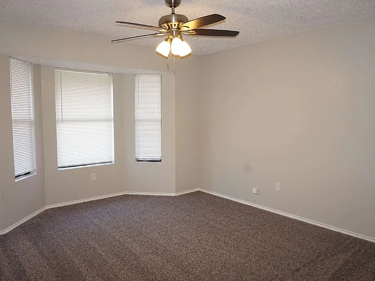 238 Genoa Ave — Photo 5