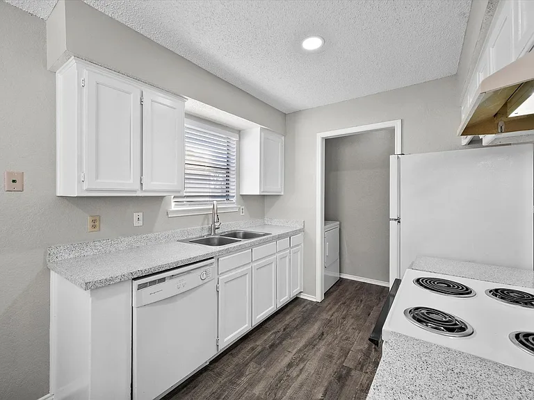 606 Kings Way Dr — Photo 16