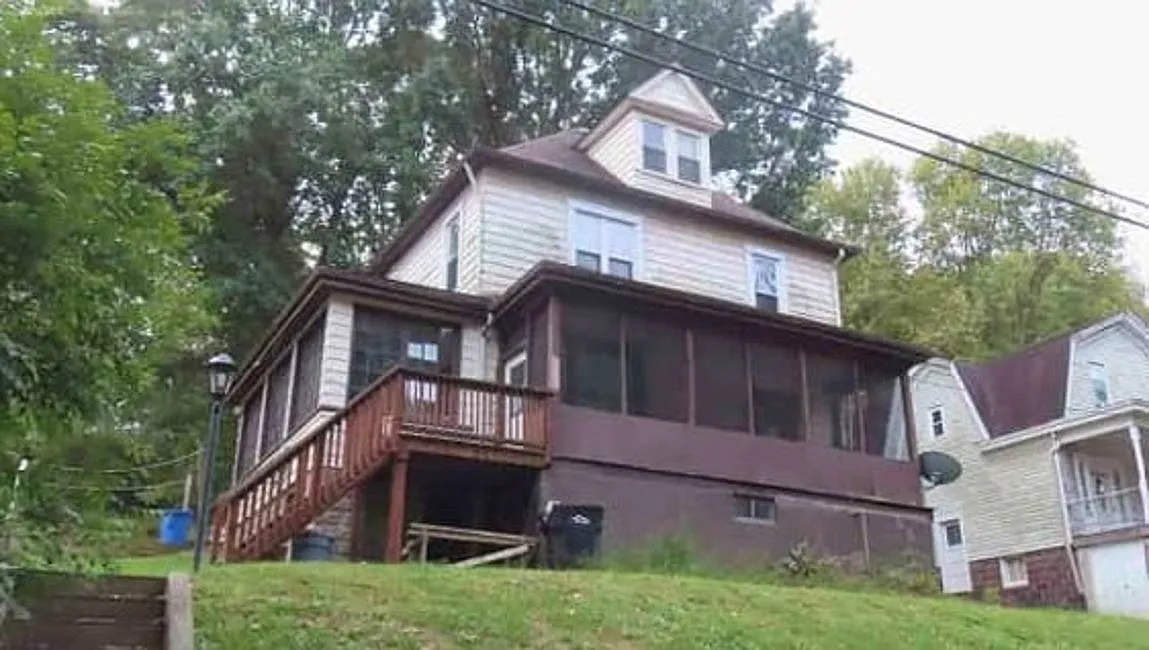 989 Brownstown Rd photo 1