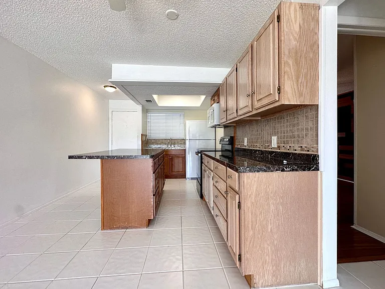 1001 W Marion Ave #9 — Photo 3