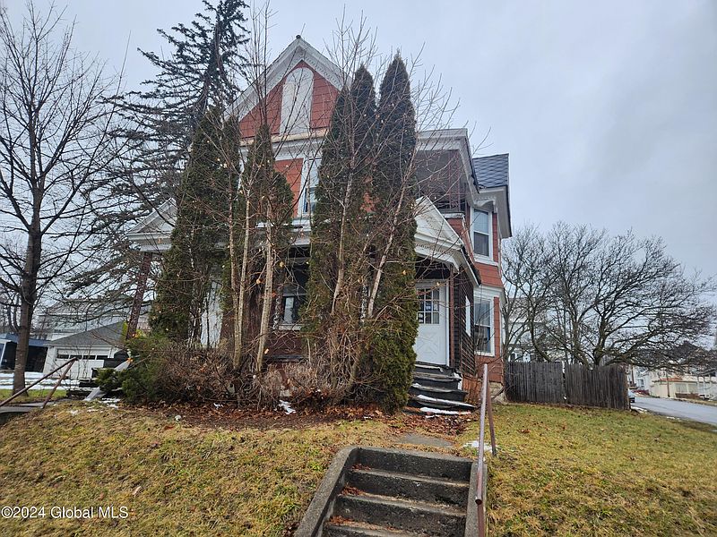 3rd image of 61 Arnold Avenue