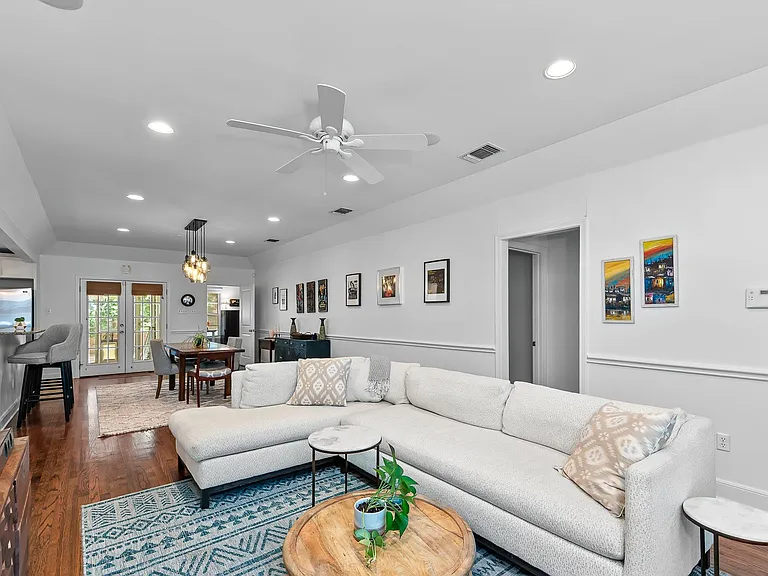 3305 Harris Park Ave — Photo 1