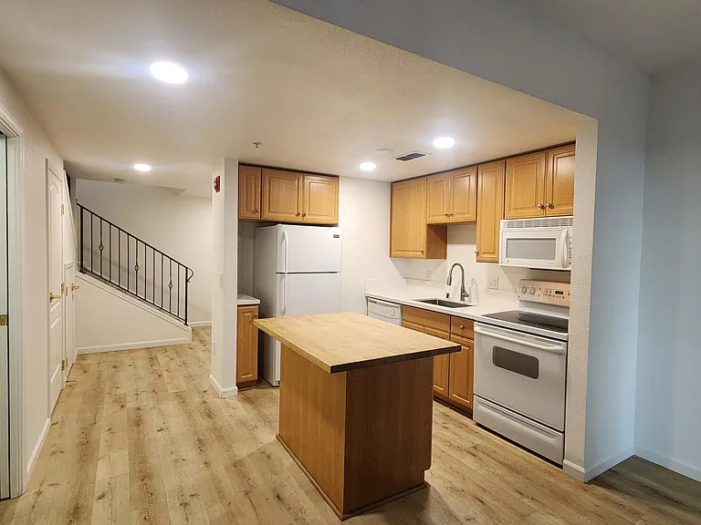 1033 S St #6 — Photo 8