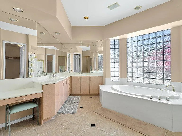8 Macbeth Ct — Photo 20