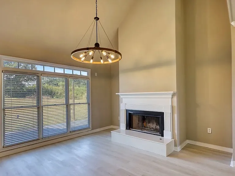 2111 Highland Club Dr SE — Photo 8