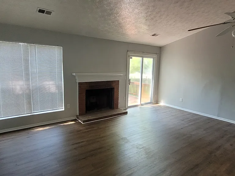 1217 Lakeview Xing — Photo 6