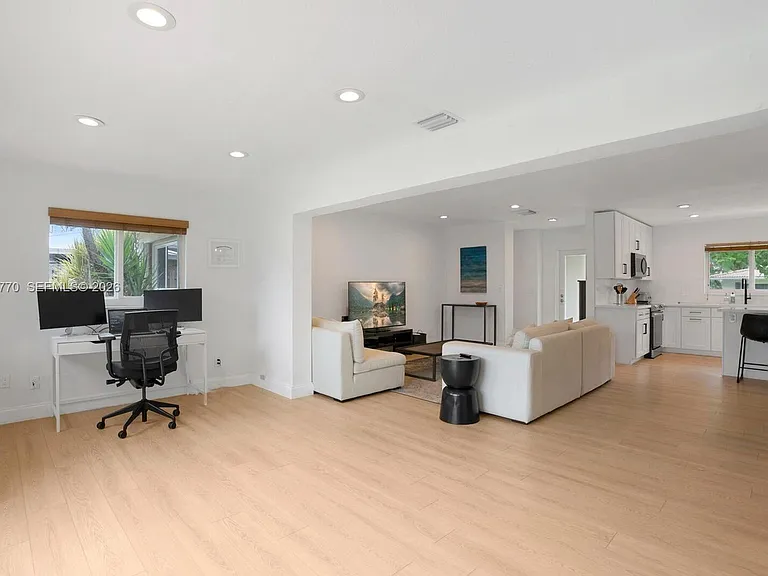1365 SW 9th St — Photo 9