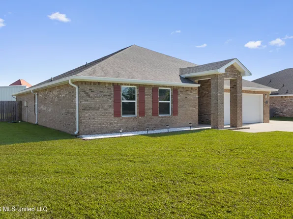 8752 Palmetto Dr, Ocean Springs, MS 39564