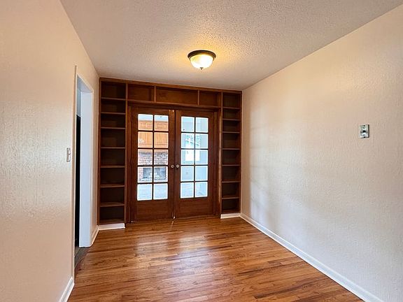 2nd image of 609 Duke Ln