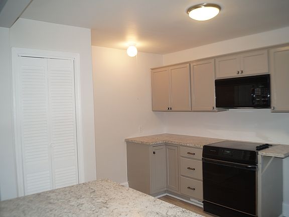 3rd image of 202 Von Hollen Dr