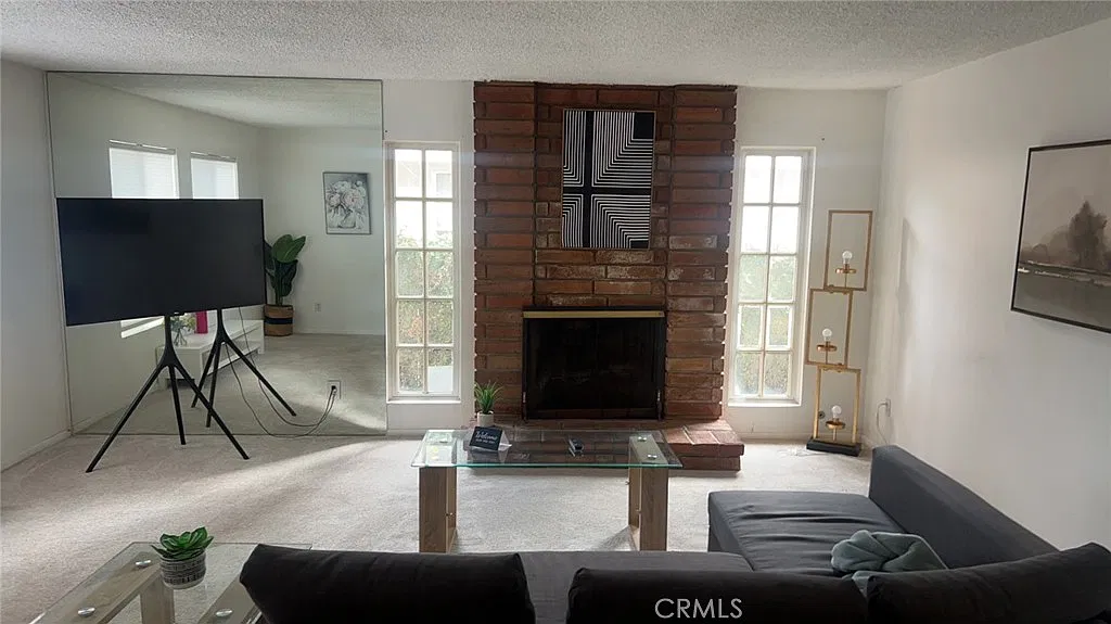 3 bed, 1612 sqft, $3,850 — Photo 2