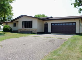 506 Lincoln Ave W, Karlstad, MN 56732