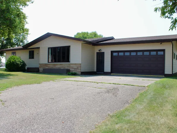 506 Lincoln Ave W, Karlstad, MN 56732