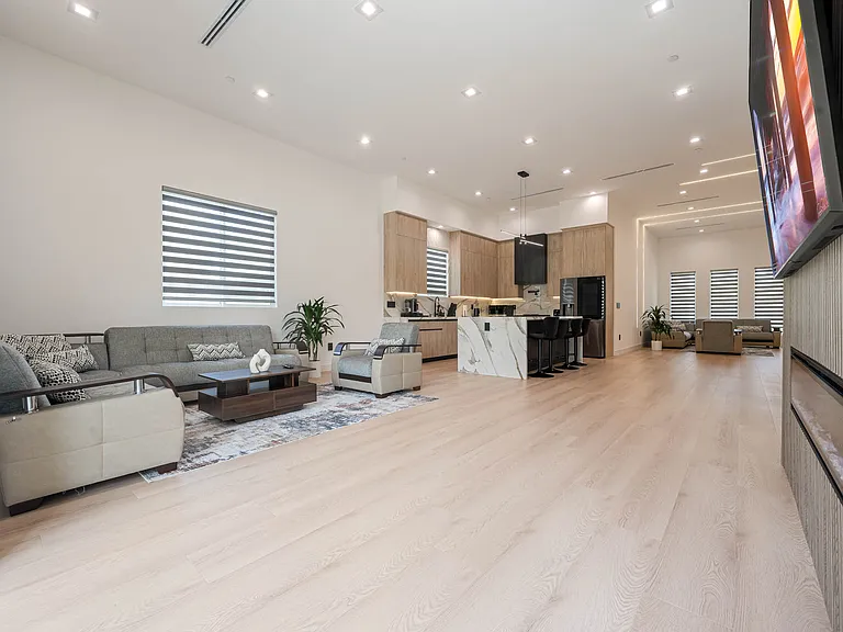 13516 Hamlin St — Photo 14