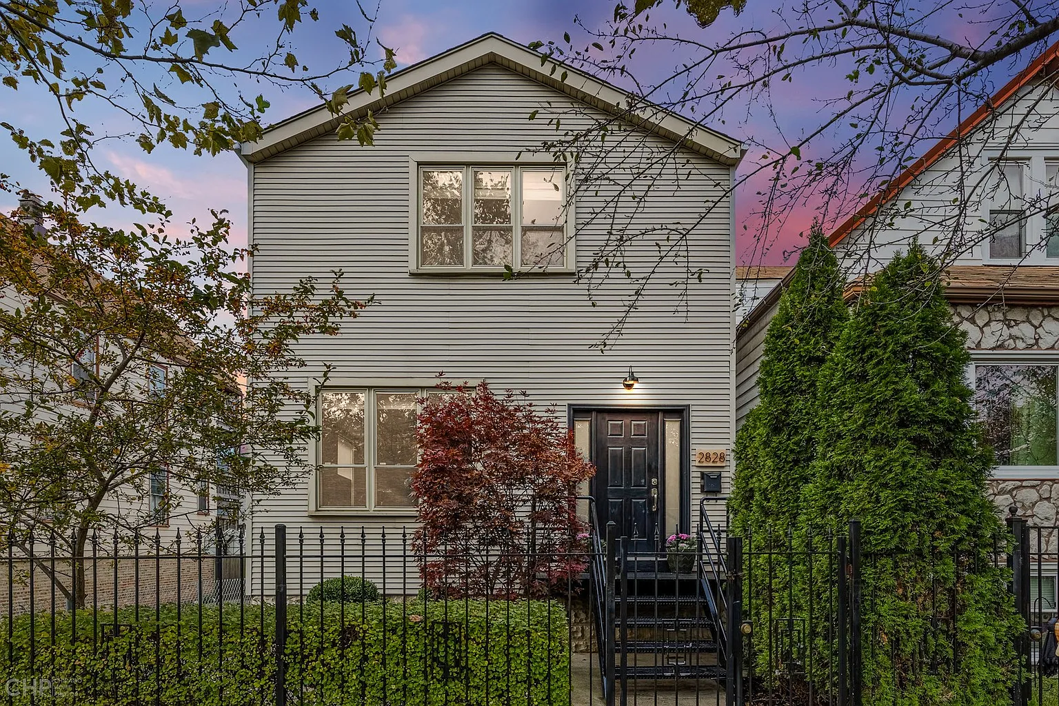 2828 N Maplewood Ave photo 1