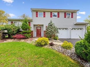 8 Finch Ct, Edison, NJ 08820