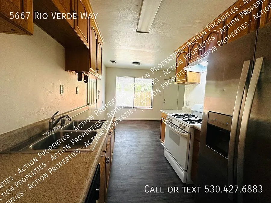 3 Bedroom Home in North Highlands — Photo 2