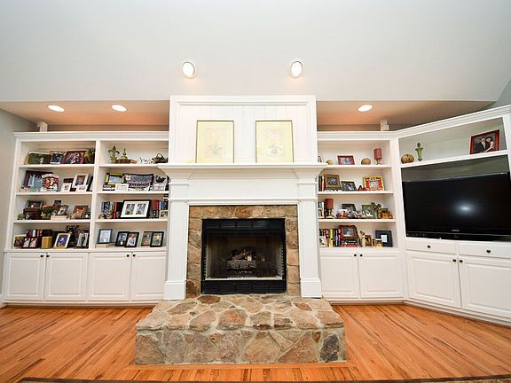 4th image of 221 Bridgewater Dr