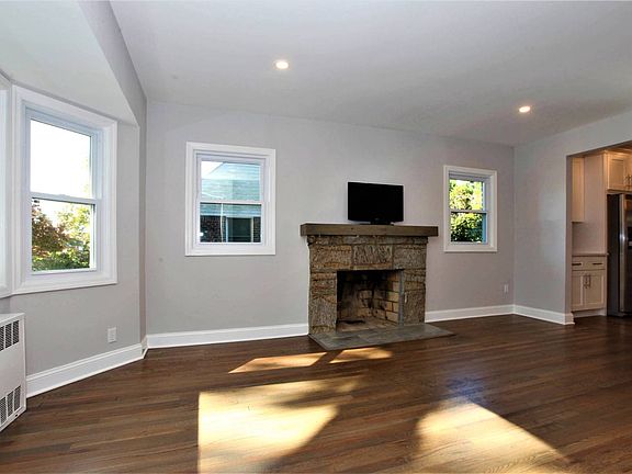 3rd image of 15 Birchwood Dr W