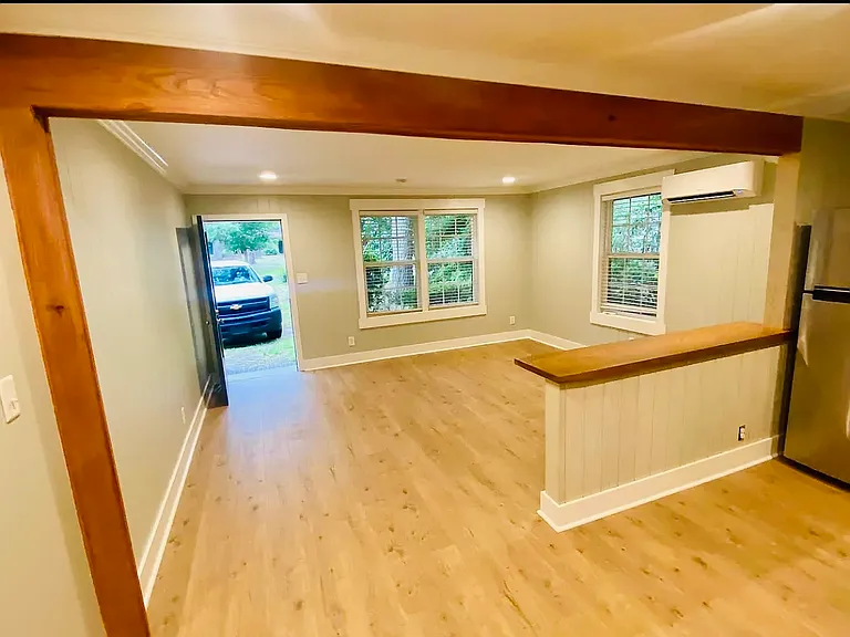 308 E Jane St #A — Photo 3