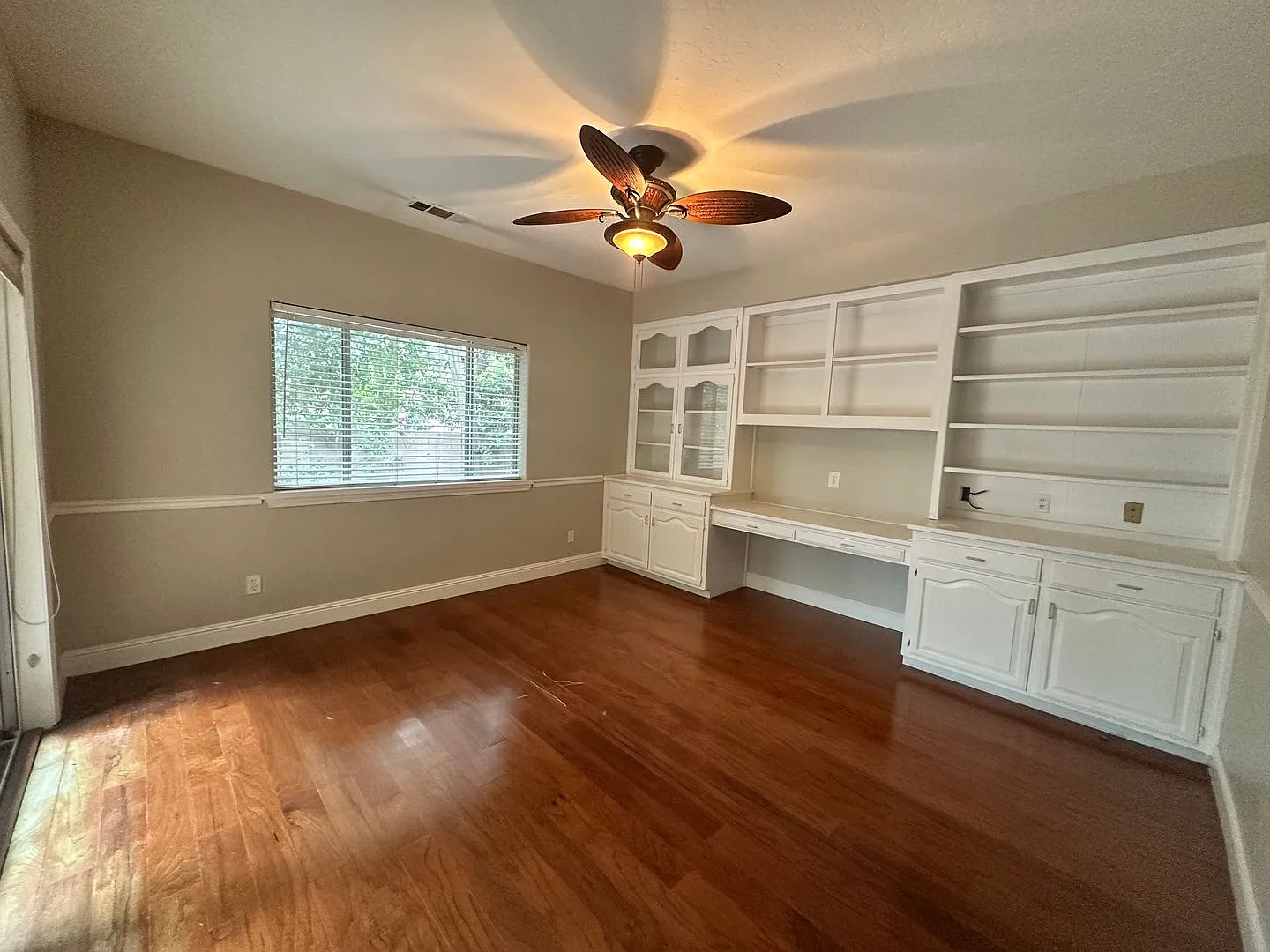 Two story house located in The Lakes gated community — Photo 2