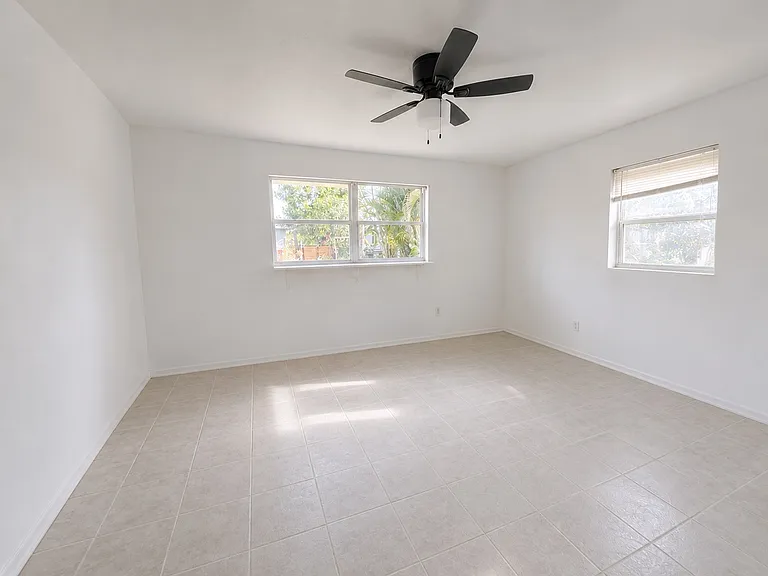 2442 Gorham Ave — Photo 4
