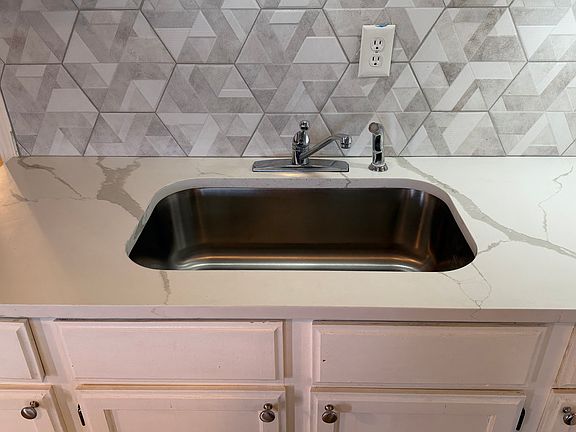 5th image of 225 Elliott St #225B