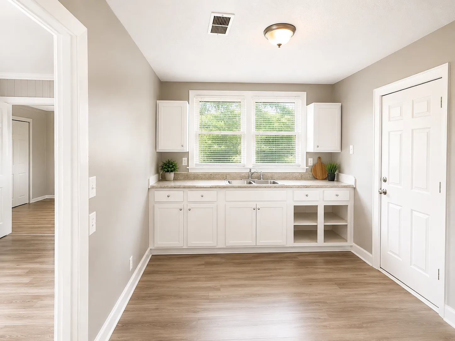 3 bed, 1.0 bath, 1210 sqft, $1,600 — Photo 1