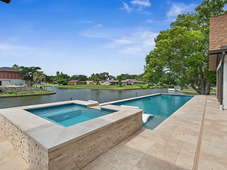 10 Castle Ct — Photo 2