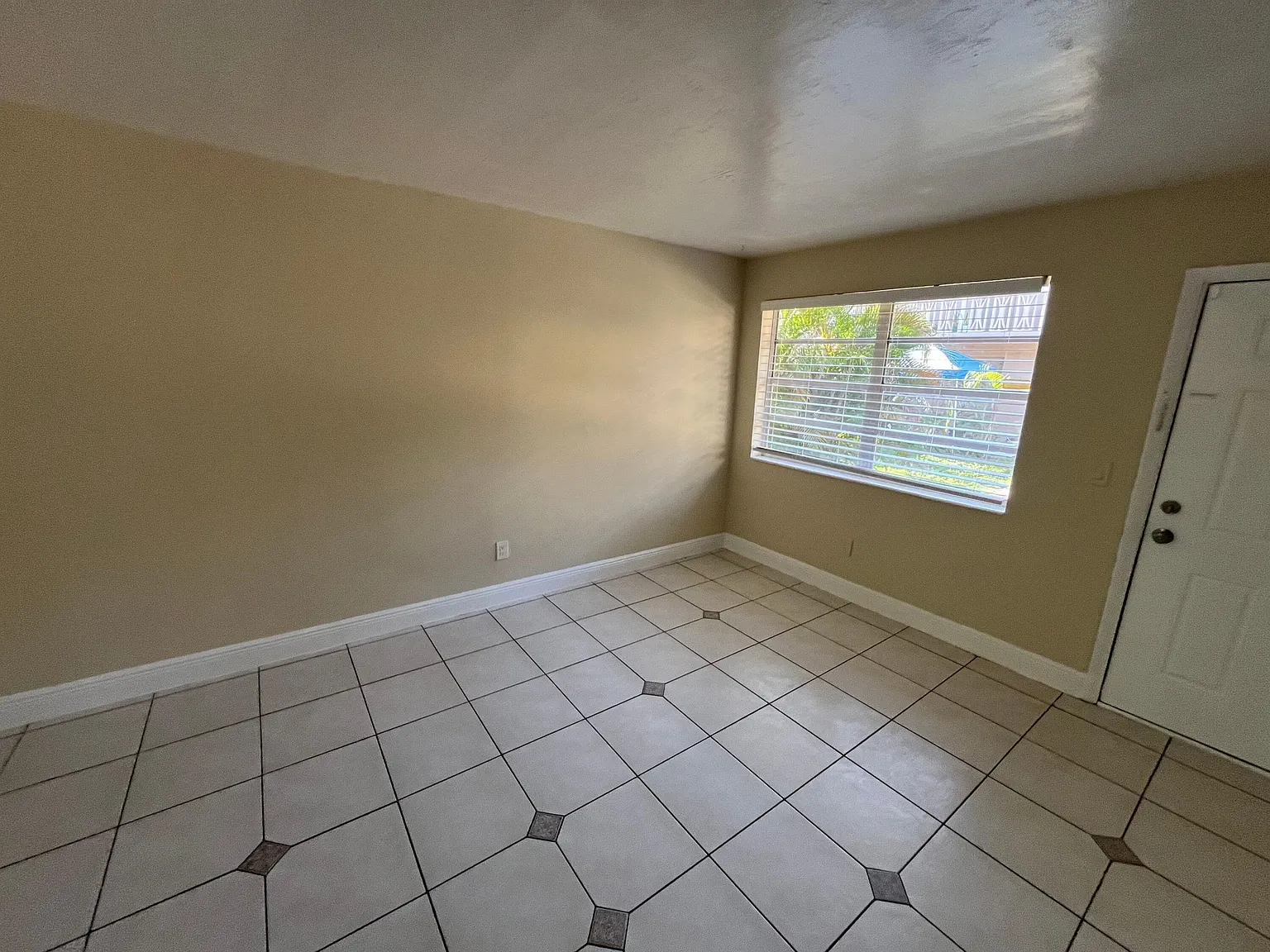 2 bed, 2.0 bath, 1045 sqft, $1,995 — Photo 2