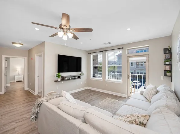 1 Harvest Dr #206, North Andover, MA 01845