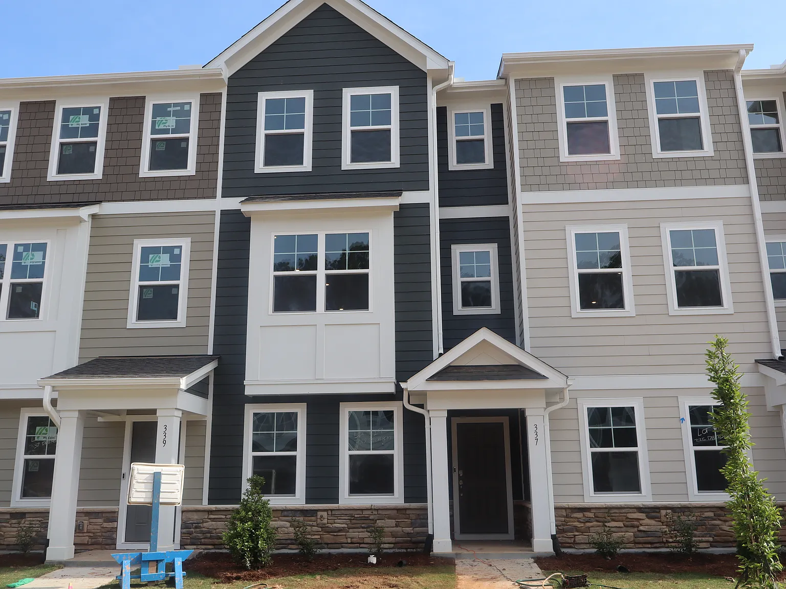 3 bed, 3.5 bath, 1800 sqft, $2,100 — Photo 1