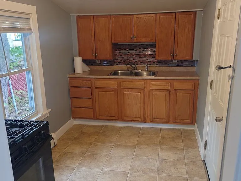 252 Grove St — Photo 3