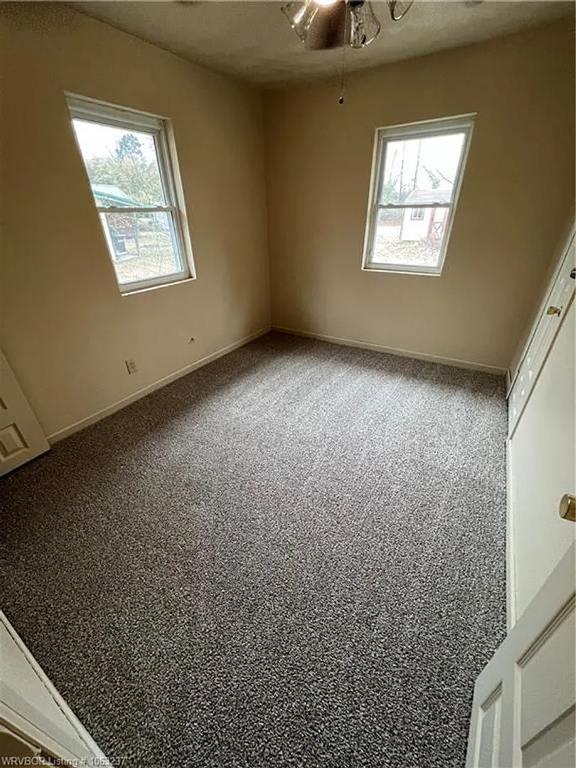 3 Bed 1 Bath House with 1 Car Garage, Gas Heat & Hot Water. — Photo 1
