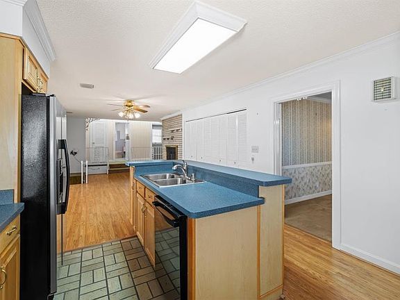 3rd image of 1424 College Dr