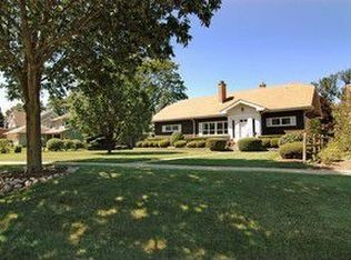 226 Middaugh Rd, Clarendon Hills, IL 60514