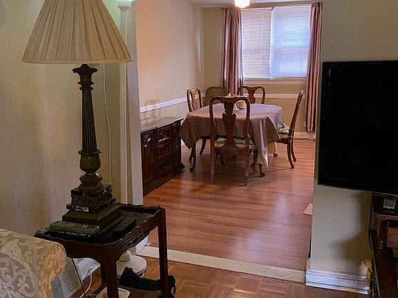 3rd image of 7336 Woodbine Ave