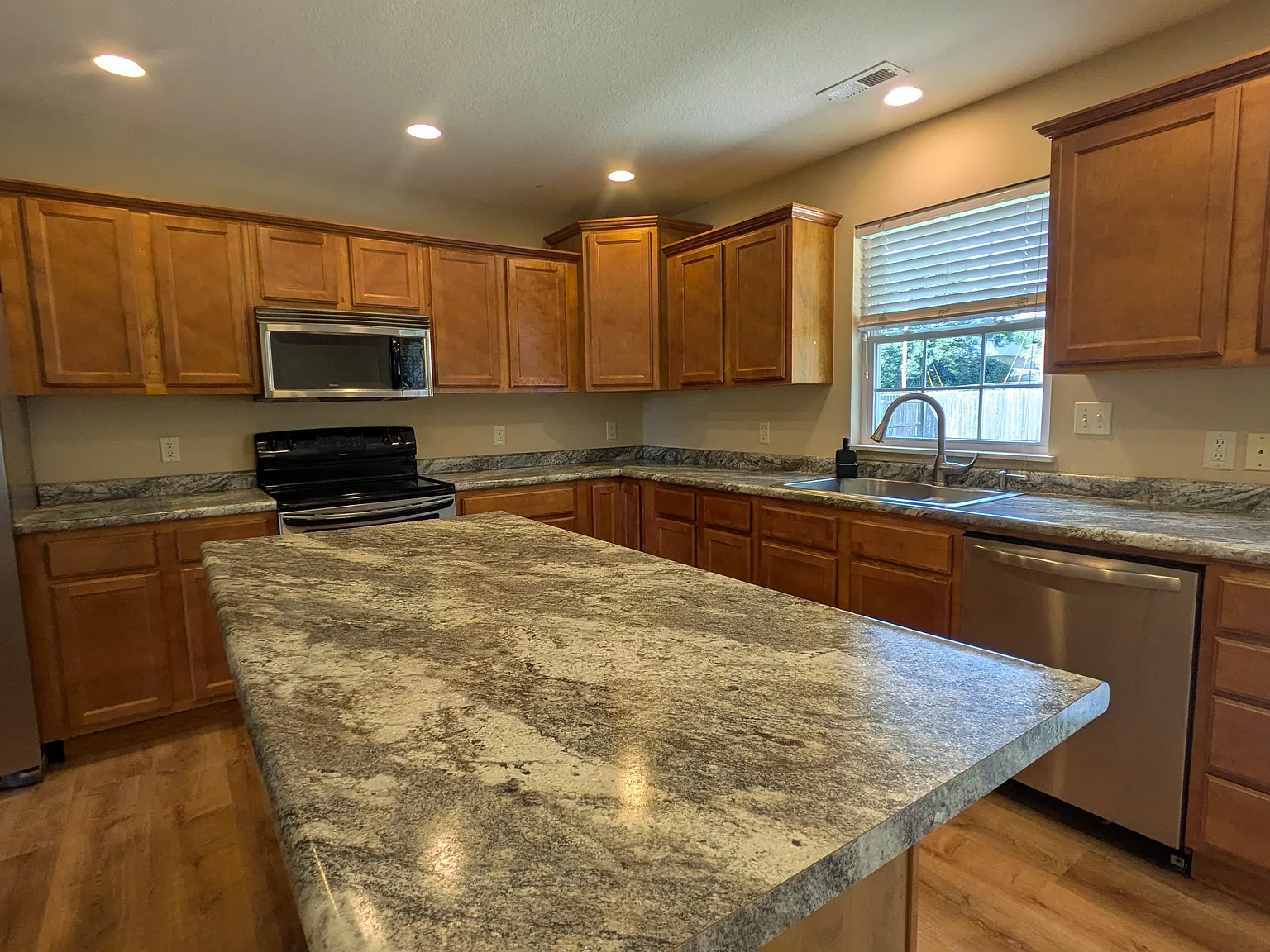 3 bed, 1628 sqft, $1,850 — Photo 2
