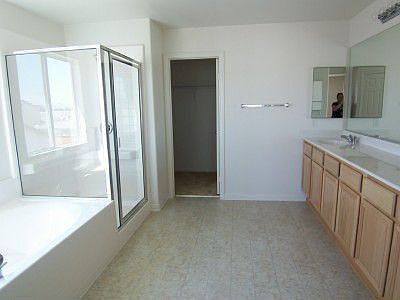 Master Bath w/2 walk-in closets