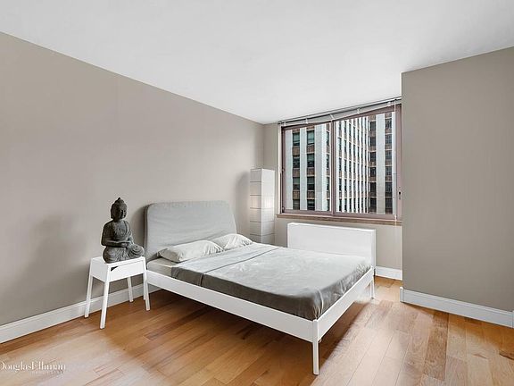 5th image of 235 E 40th St APT 25F